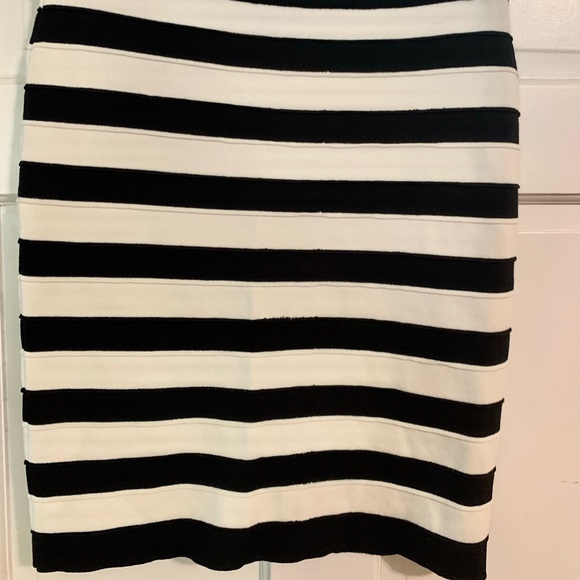 Neiman Marcus Black & White Thick Striped Bodycon Skirt, Size M - Picture 2 of 4